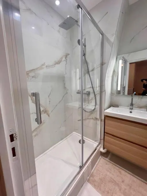 Rent A Room Apartments - Daguerre Paris